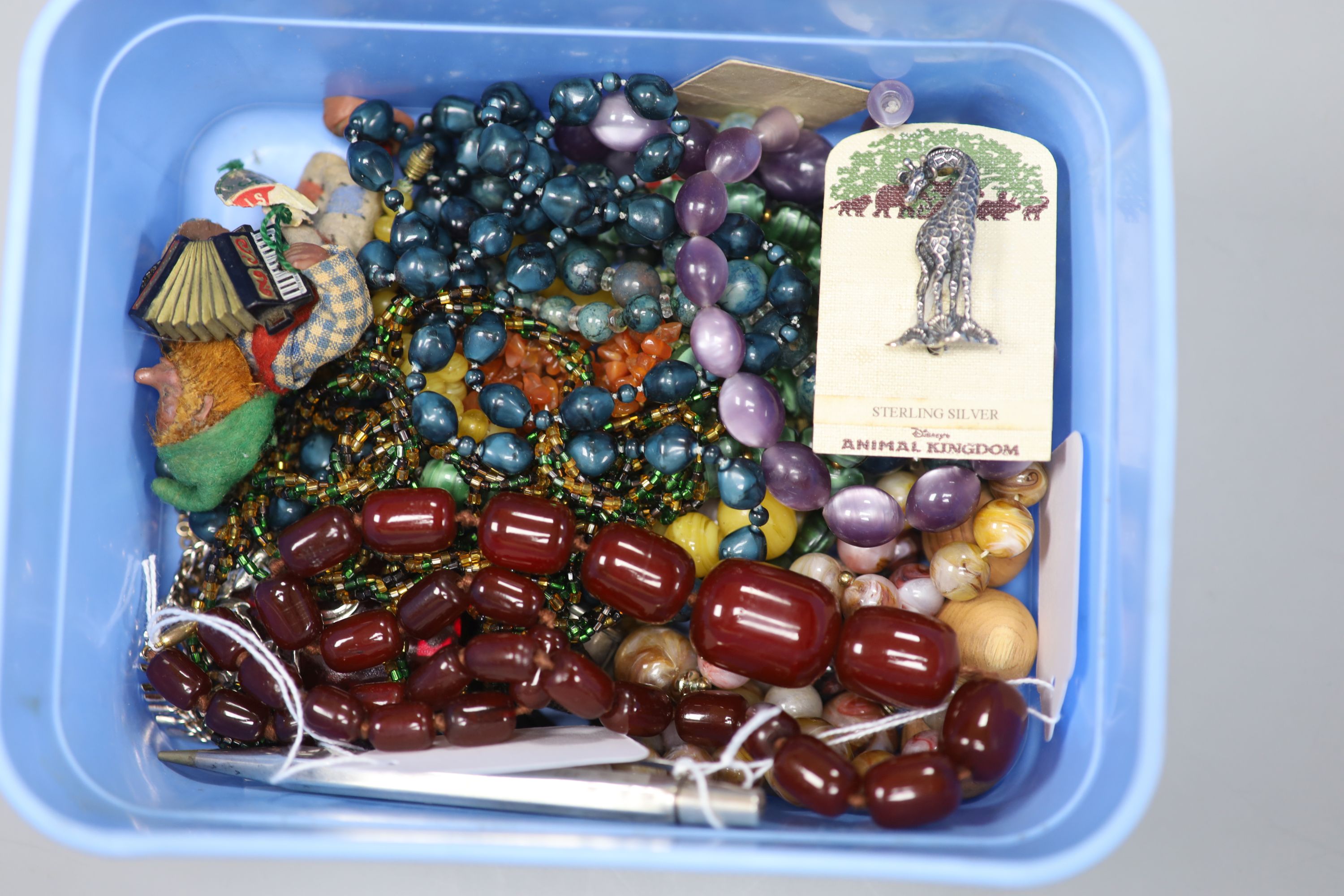 A cherry amber/Bakelite bead necklace, a small quantity of silver and costume jewellery, a silver propelling pencil, miscellaneous items, etc.